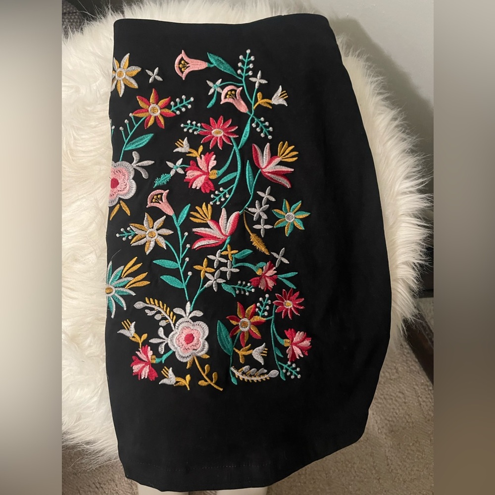 FLORAL EMBROIDERED VELVET MINI SKIRT